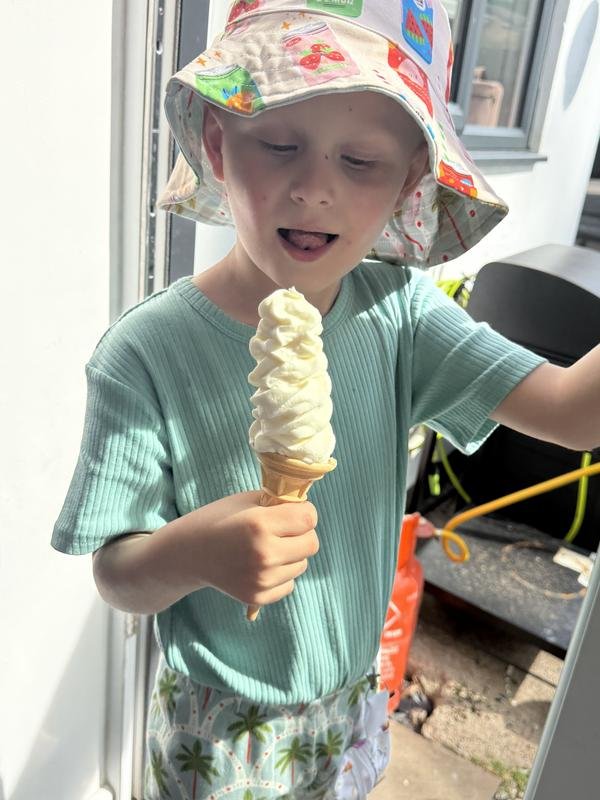 Pinkfarbenes Himbeer-Soft-Serve direkt aus der Maschine